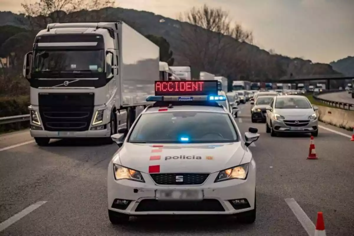 Coche de los Mossos d'Esquadra con luces indicando que ha habido un accidente