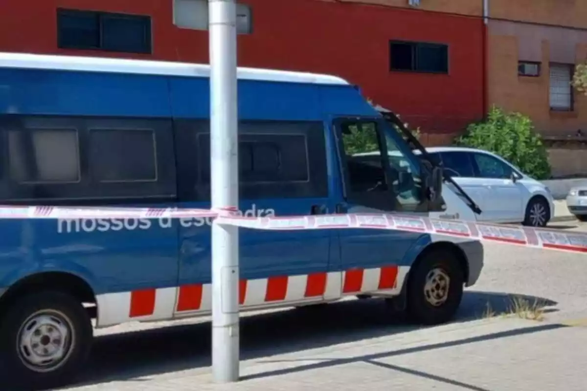 Imagen de un coche de los Mossos d'Esquadra en Camp Clar, Tarragona, dónde ha tenido lugar el tiroteo