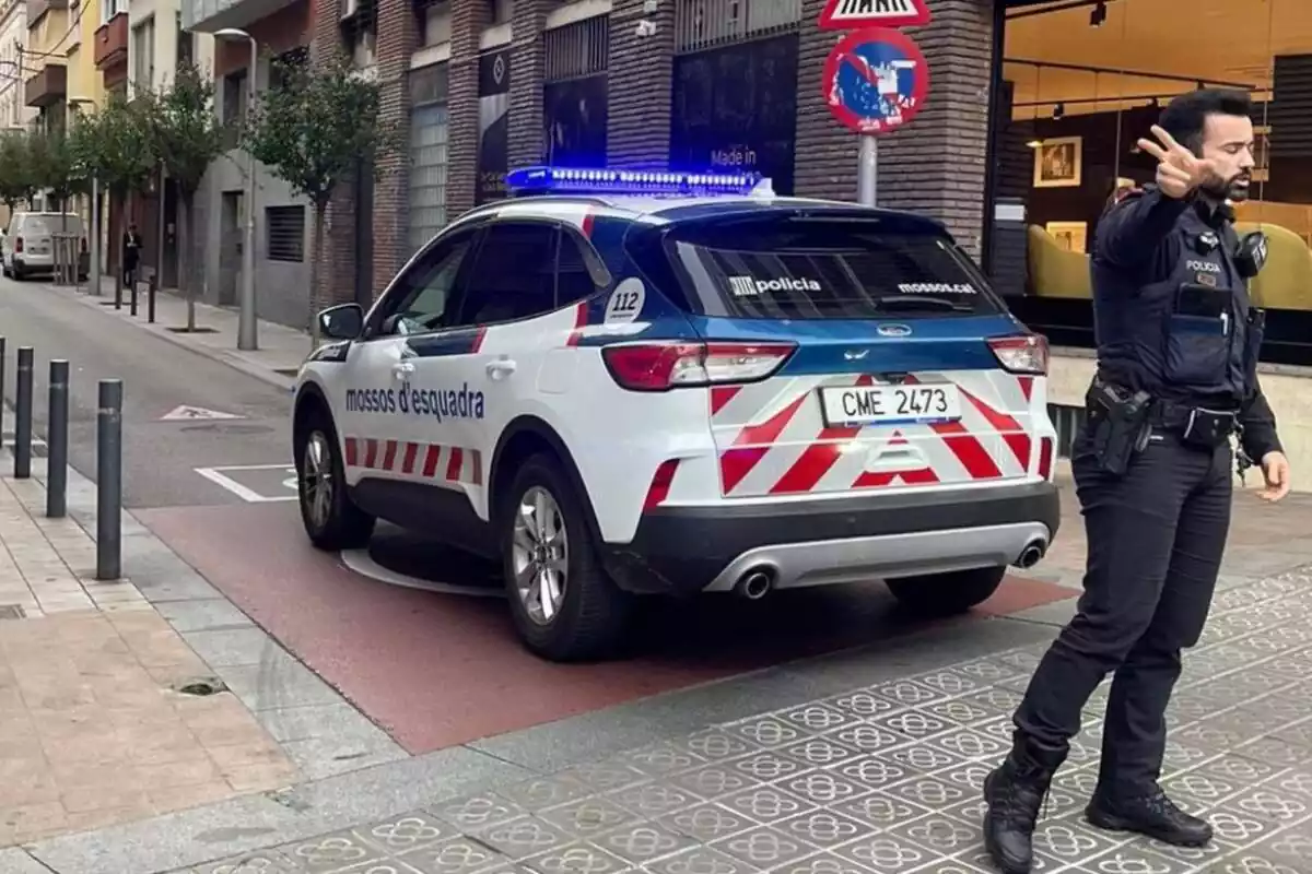 Coche de Mosos d'Esquadra cerca de la sede de Vox en Barcelona