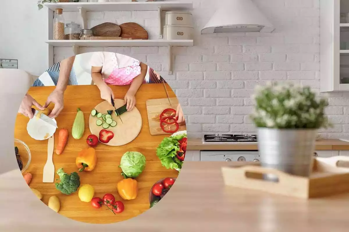 Montaje con una imagen de fondo de una cocina en tonos blancos y madera y otra imagen en un círculo de varias personas cocinando con muchos alimentos en una mesa