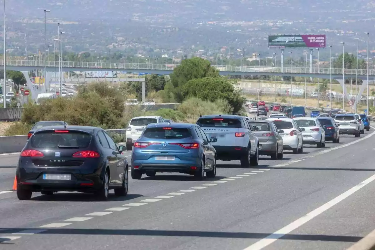 Varios coches circulan en la autovía A-6, a 11 de agosto de 2023, en Madrid