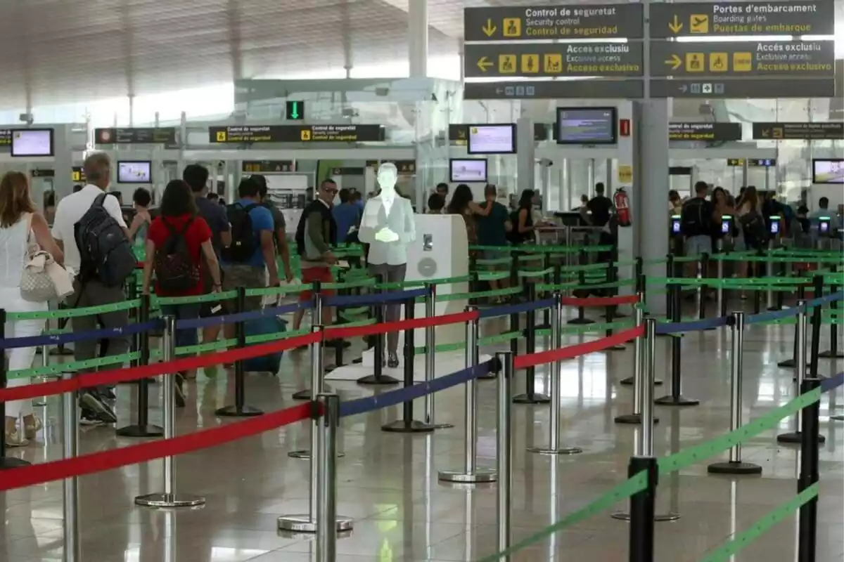 Imagen del control de seguridad del aeropuerto de El Prat