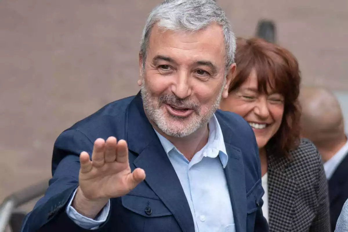Jaume Collboni sonriente con la mano alzada