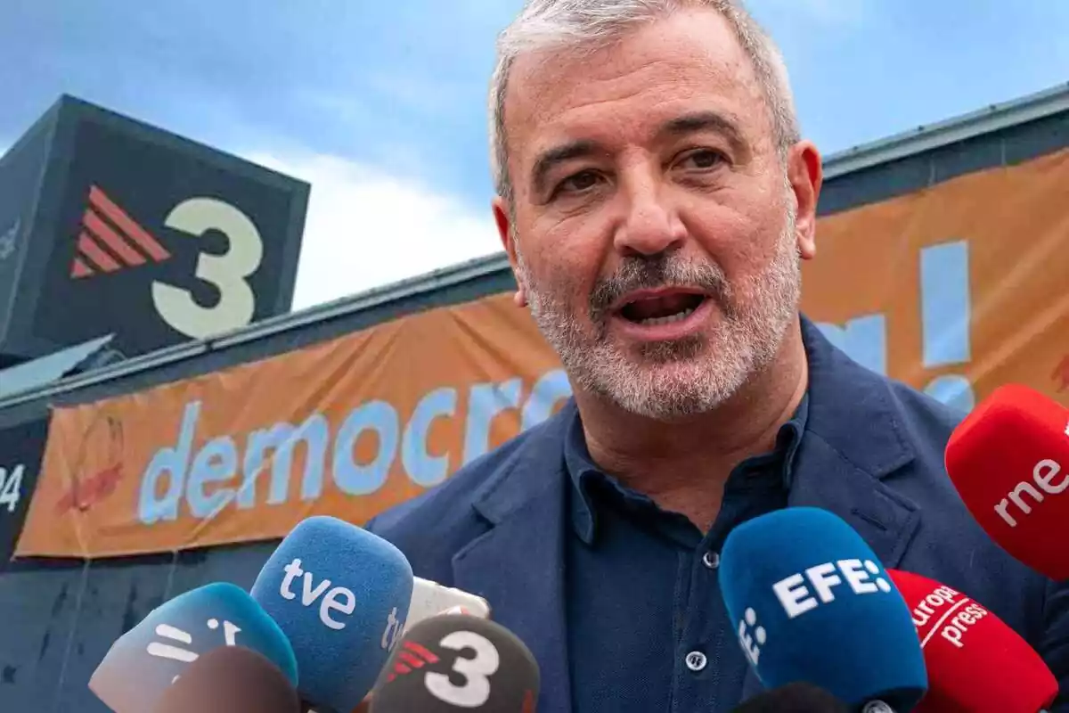 Montaje con Jaume Collboni en primer plano y el edificio de TV3 de fondo con una pancarta con el lema democracia