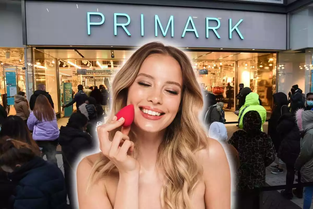 Busto desnudo de mujer rubia y joven feliz maquillándose sobre fondo de puerta concurrida de Primark