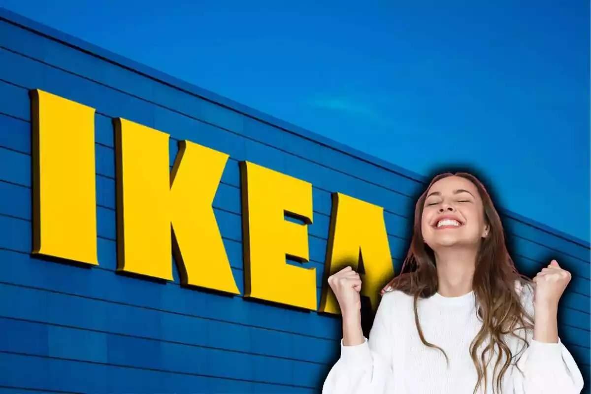Mujer morena de blanco alegrándose de algo aobre fondo de Ikea