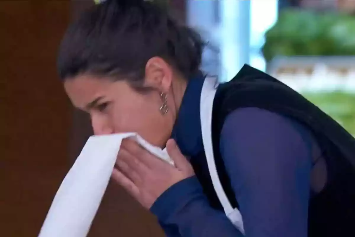 Captura de Ángela escupiendo en una servilleta en MasterChef