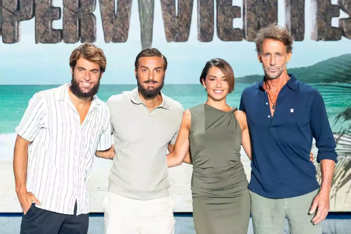 Anita Williams, Montoya, Borja González y Álvaro Muñoz Escassi posan sonrientes frente a un fondo de playa y letras grandes de Supervivientes Anita Williams, Montoya, Borja González y Álvaro Muñoz Escassi posan sonrientes frente a un fondo de playa y letras grandes de Supervivientes
