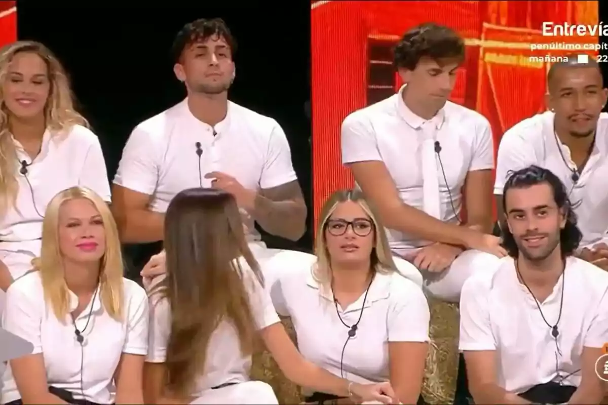 Los concursantes de la casa de Gran Hermano como Laura Galera todos juntos sentados en paja.