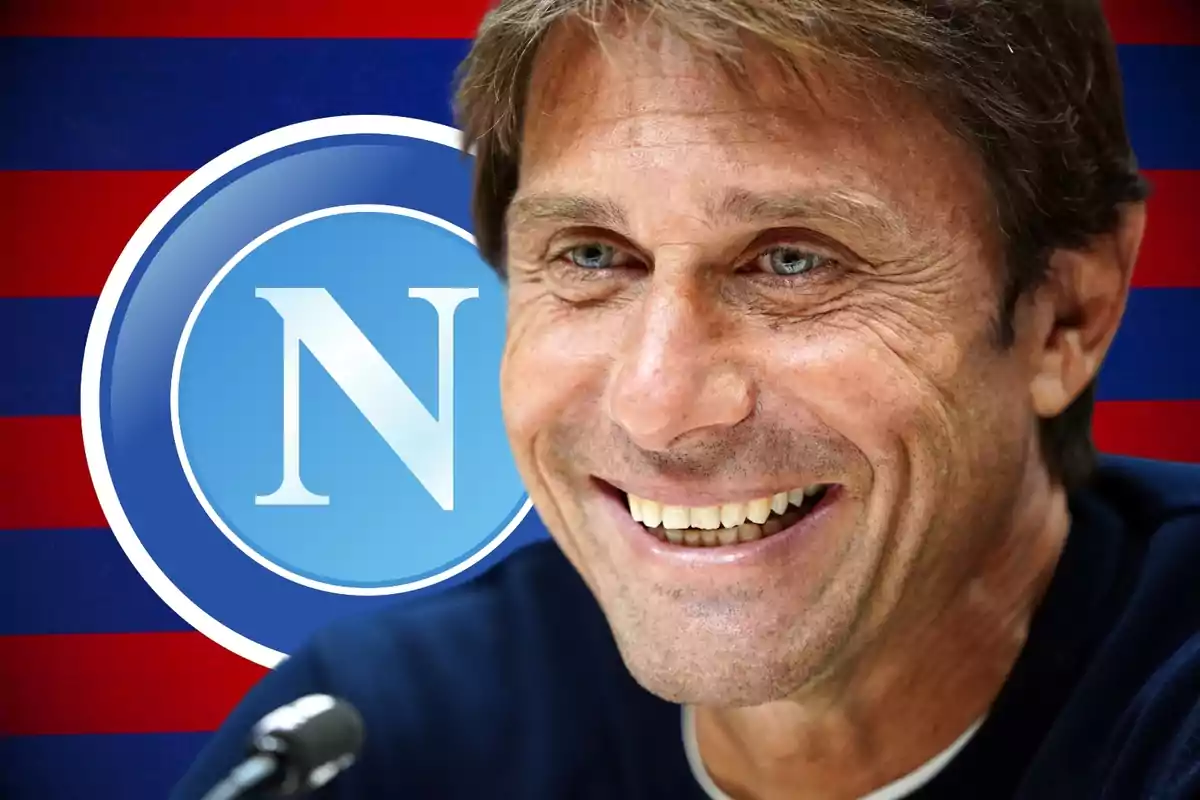 Hombre sonriendo con el logo del Napoli de fondo.