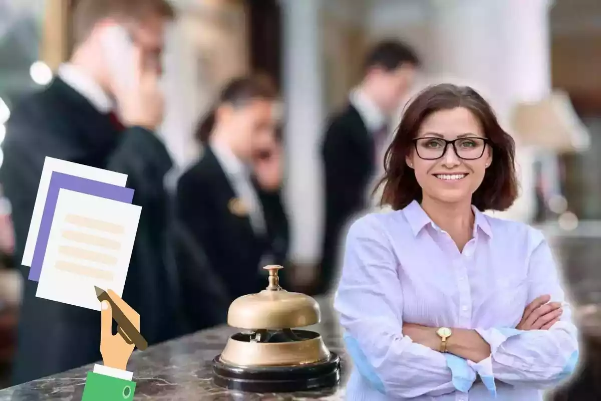 Imagen de fondo de varias personas trabajadoras de un hotel, en la recepción, otra imagen de una mujer sonriente en primer plano y un emoticono de una mano firmando varios papeles