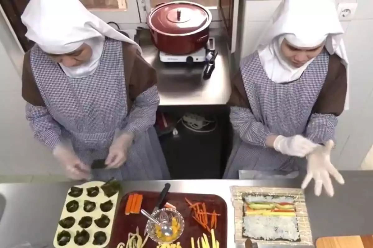Plano general de dos monjas de un convento de Granada cocinando sushi en un convento
