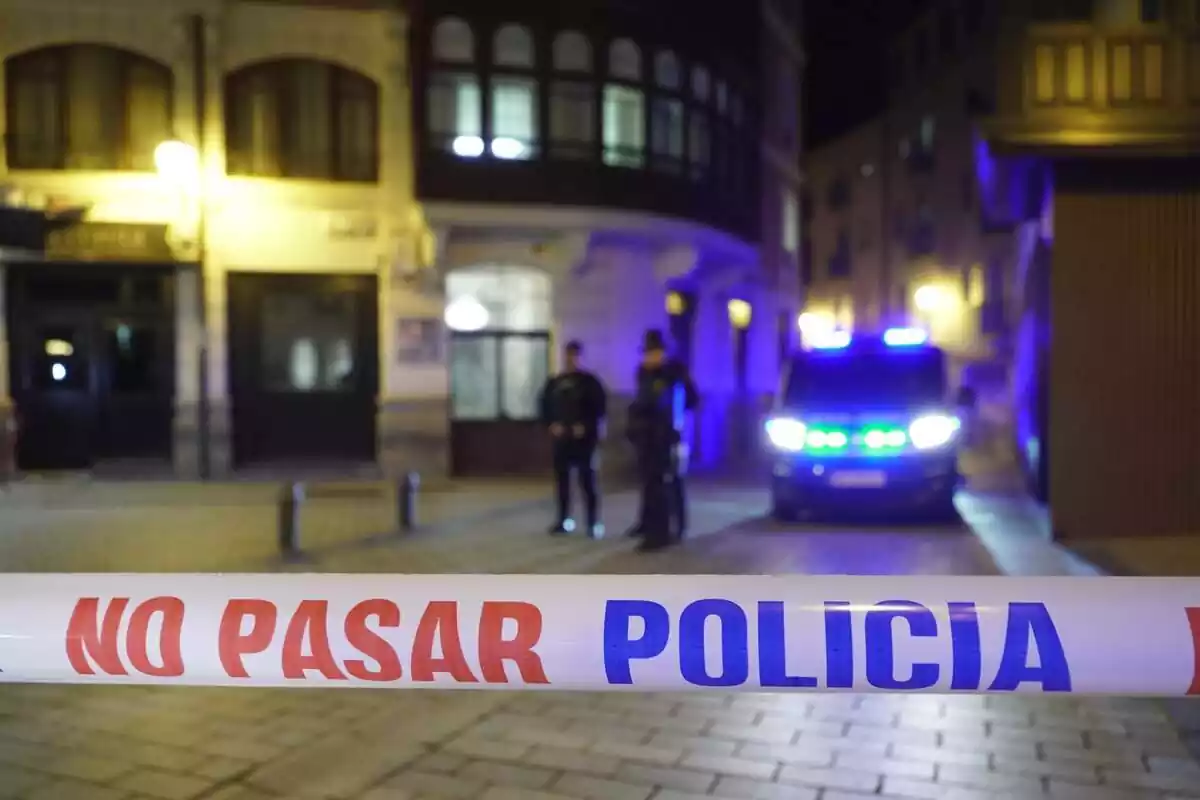 La Policía Nacional blinda la sede del PSOE por una manifestación contra la amnistía, a 9 de noviembre de 2023, en Logroño, La Rioja
