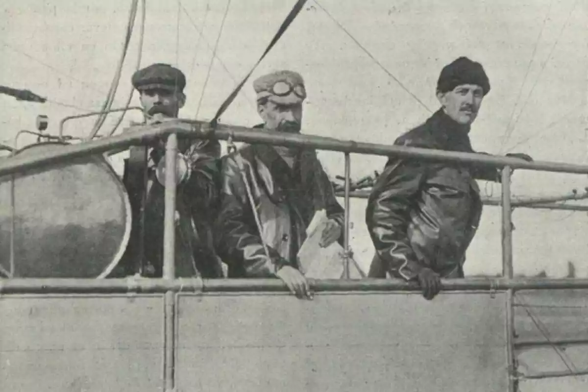 El coronel Vives con Airault y Capitán Kindelan pilotando el dirigible 'España'
