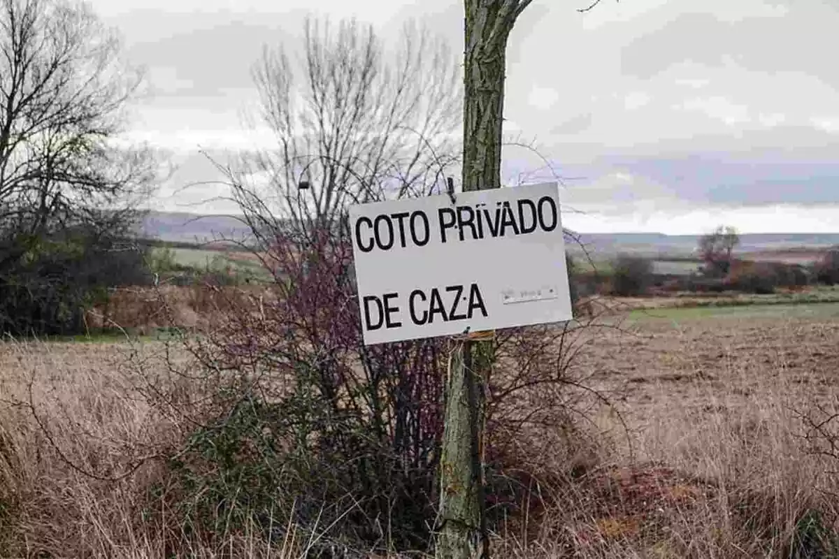 Cartel blanco indicando que el terreno es un coto privado de caza