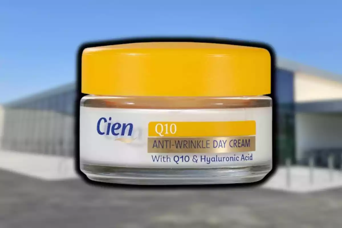 Tarro transparente con tapa amarilla de crema de día de la marca Cien, sobre fondo desenfocado de Lidl Tarro transparente con tapa amarilla de crema de día de la marca Cien, sobre fondo desenfocado de Lidl