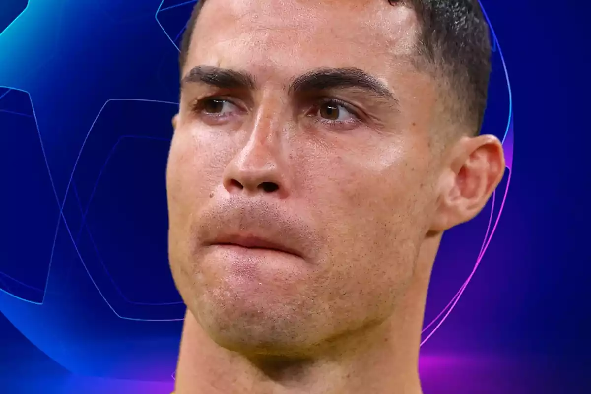 Cristiano Ronaldo mira a un costado en primer plano con un fondo de la Champions League