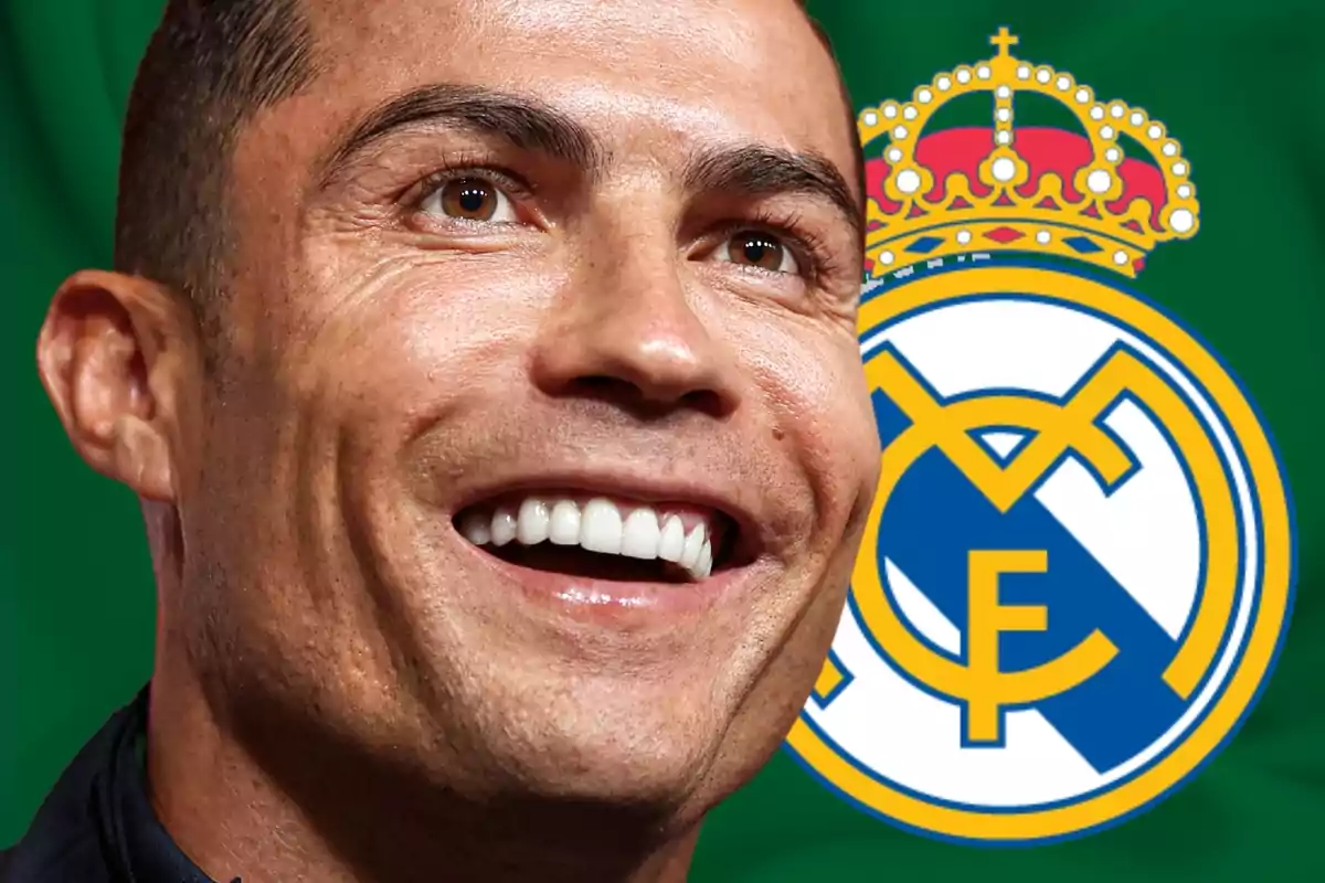 Cristiano Ronaldo con una gran sonrisa al lado del escudo del Real Madrid