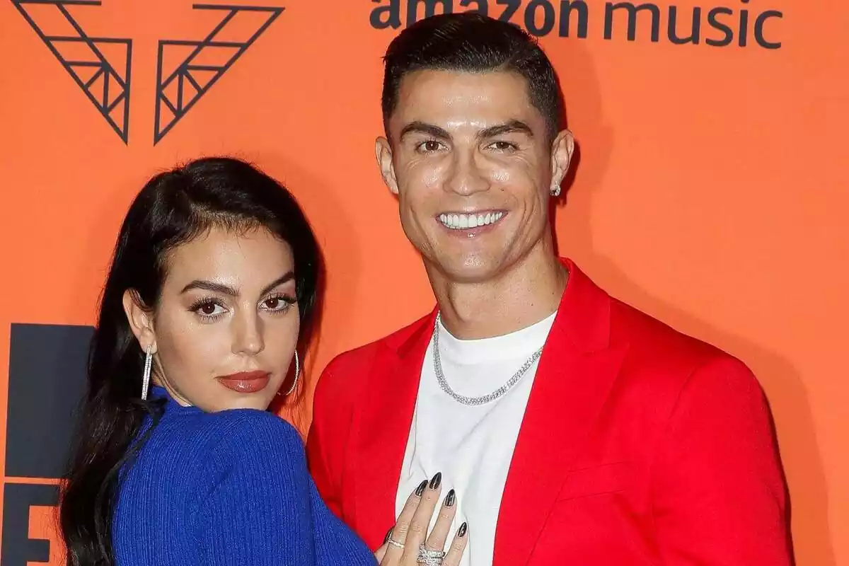 Cristiano Ronaldo y su mujer, Georgina Rodríguez, posando juntos en un photocall de Amazon Music