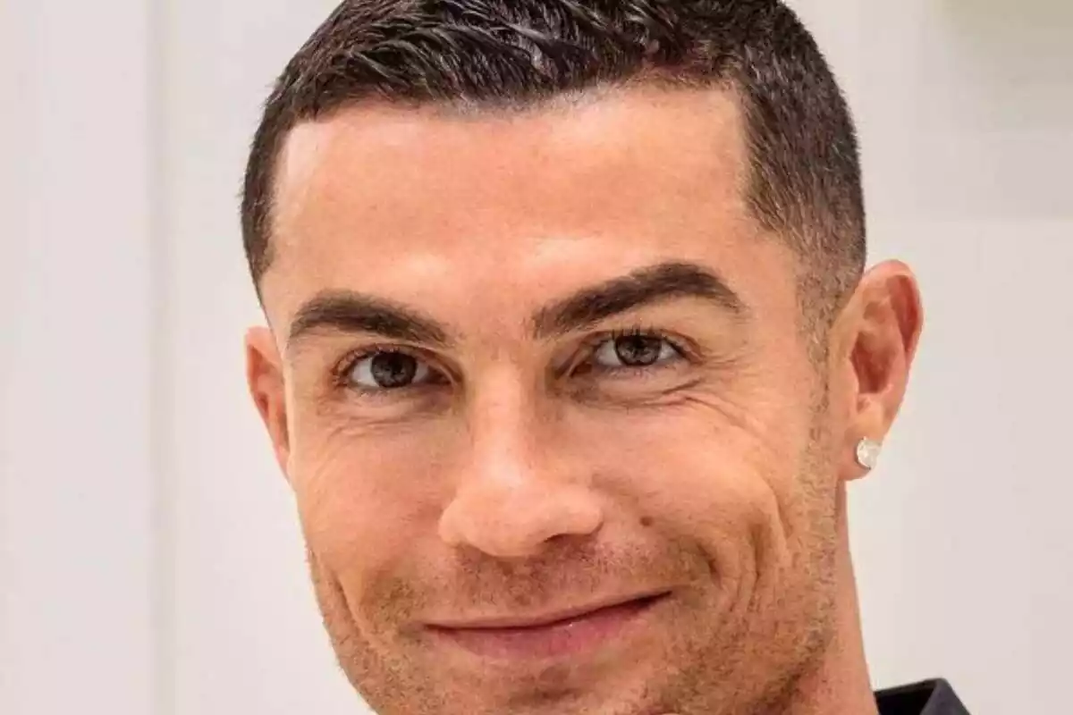 Primer plano de Cristiano Ronaldo mirando a cámara y sonriendo