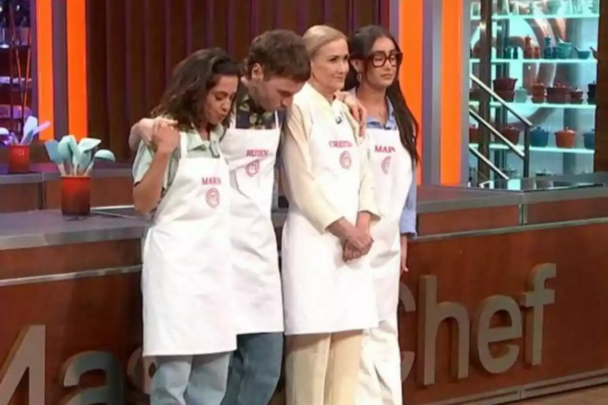 Marina Rivers, María León, Cristina Cifuentes y Rubén Ochandiano con delantales de cocina en MasterChef Celebrity.