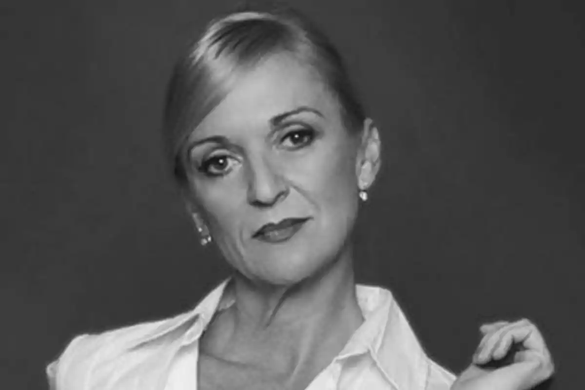 Cristina Fenollar de cabello rubio recogido con expresión seria usando una camisa blanca en una fotografía en blanco y negro
