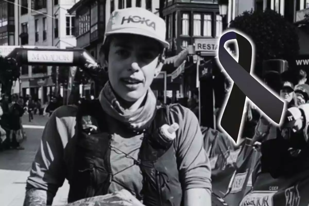Cristina Saturnino con gorra y ropa deportiva en una calle concurrida con un crespón negro de luto al lado. Cristina Saturnino con gorra y ropa deportiva en una calle concurrida con un crespón negro de luto al lado.