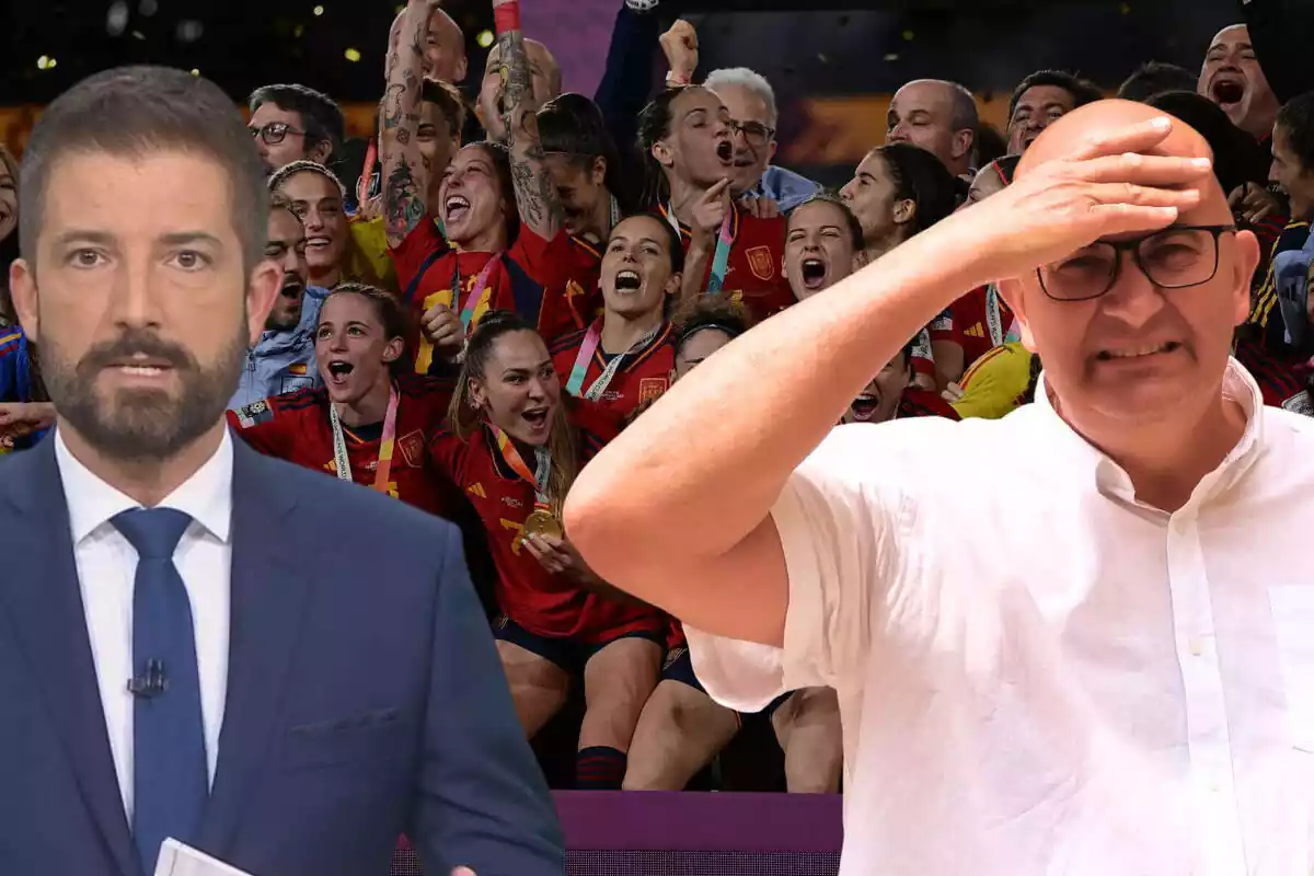 Plano medio de Toni Cruanyes presentando el informativo de TV3 y otro de Xavier Rius con la mano en la frente. De fondo, una foto de la celebración del Mundial por parte de las jugadores de la selección española de fútbol femenino