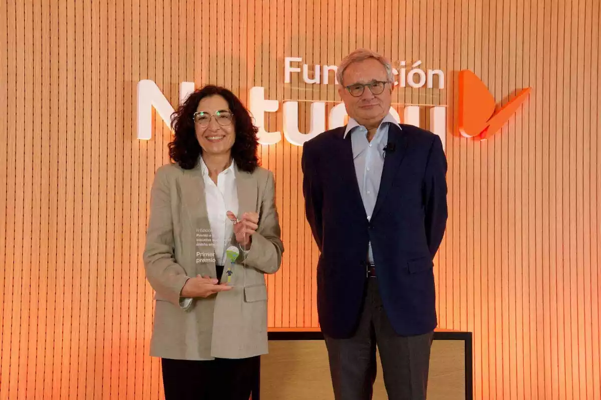María del Mar Pageo, presidenta de Cruz Roja, Primer Premio IV Ed. Premio innovación social ámbito energético Fundación Naturgy; y Rafael Villaseca, presidente de Fundación Naturgy