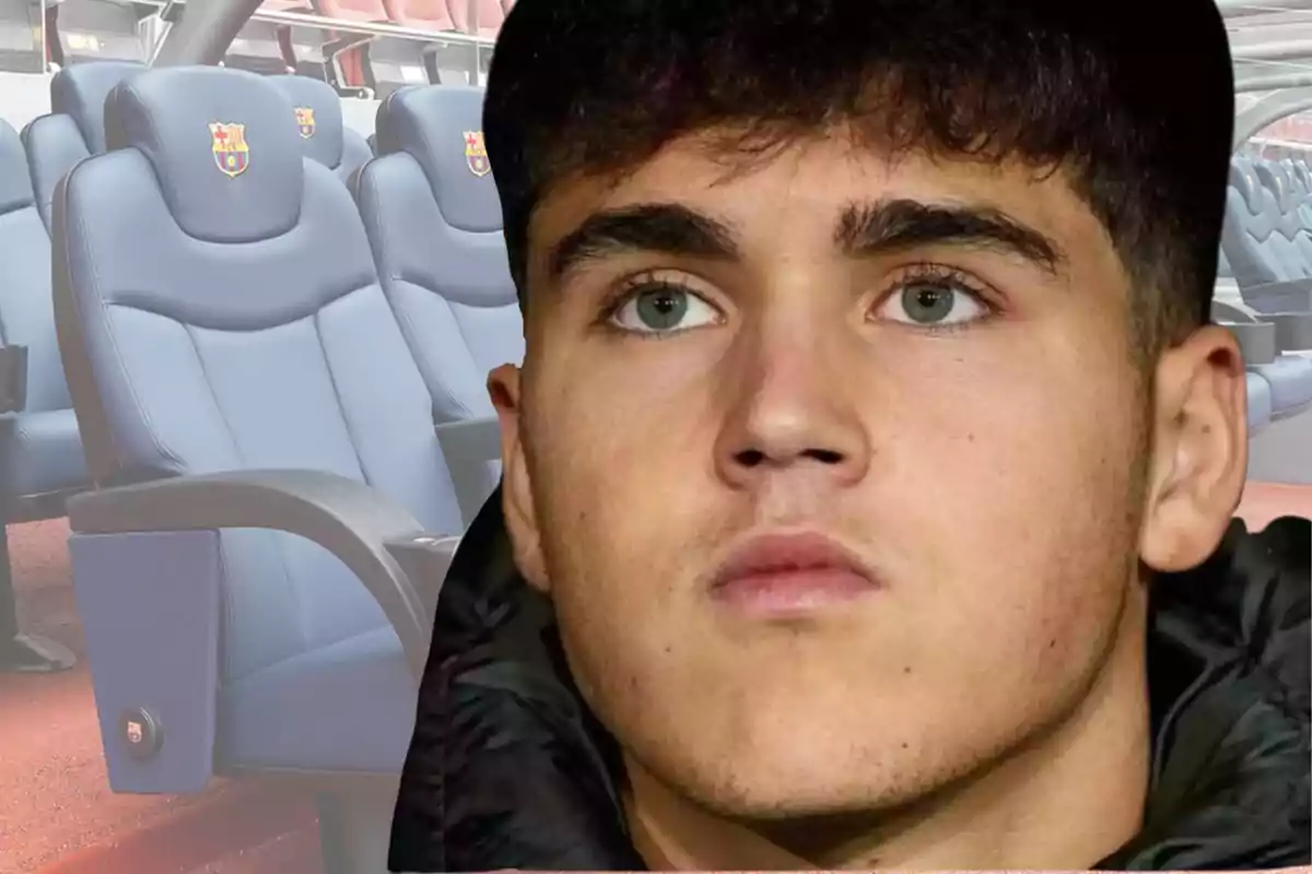 Un joven con expresión seria en primer plano y asientos de un estadio de fútbol con el escudo del FC Barcelona al fondo.