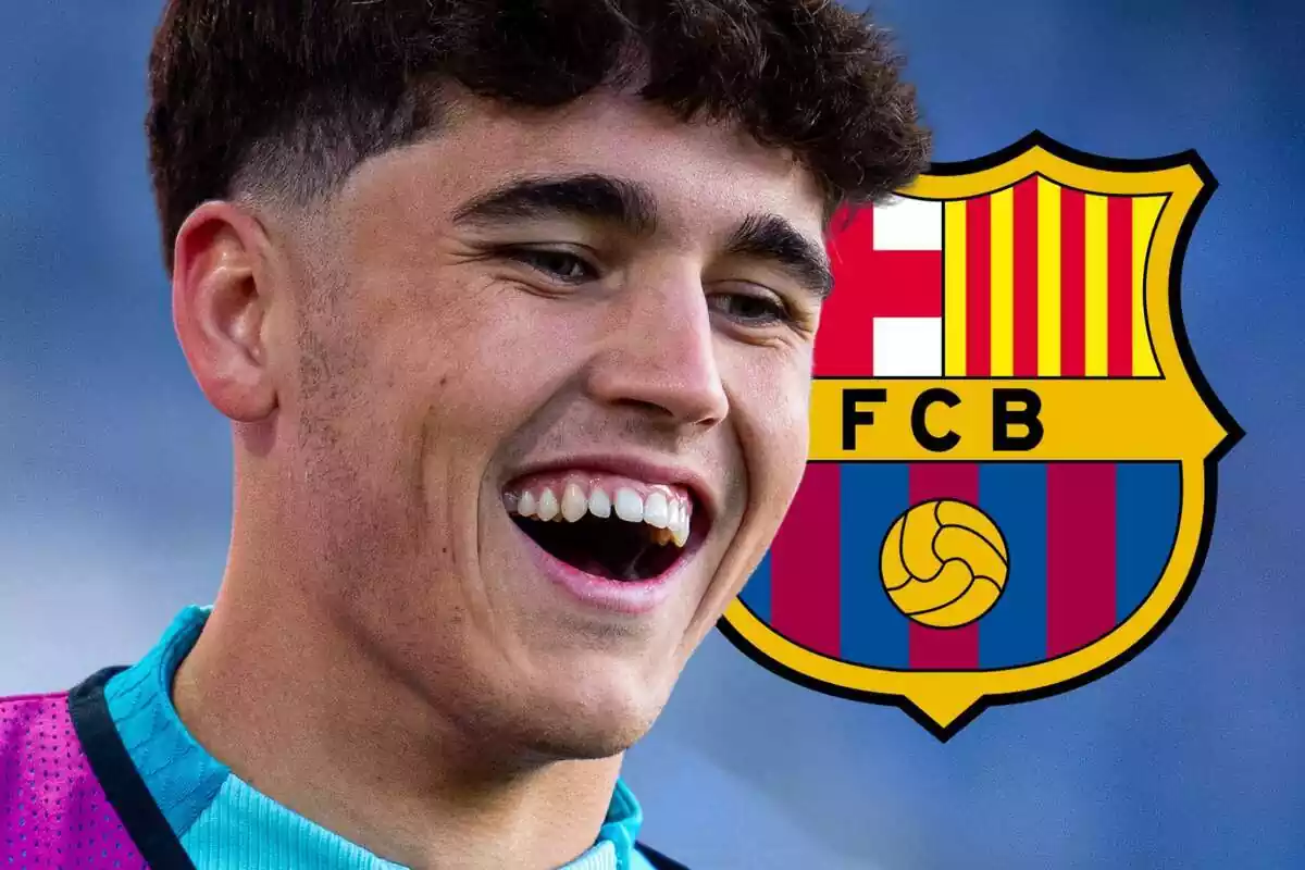 Pau Cubarsí con una gran sonrisa al lado del escudo del FC Barcelona