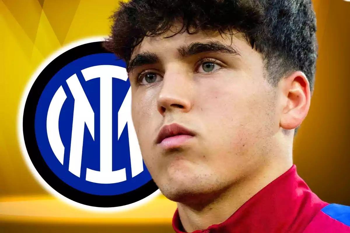Un joven con una camiseta roja aparece en primer plano con el logo del Inter de Milán en el fondo.