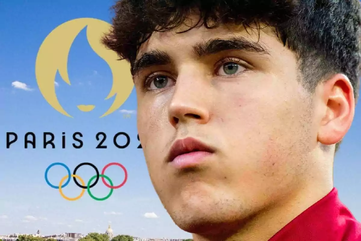 Un joven con una camiseta roja aparece en primer plano con el logo de los Juegos Olímpicos de París 2024 y los anillos olímpicos en el fondo.