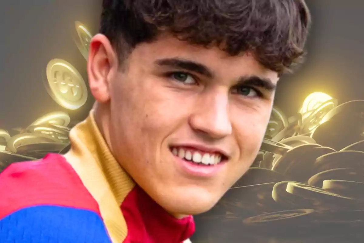 Un joven sonriente con una camiseta de colores rojo, azul y dorado, con un fondo de monedas doradas.