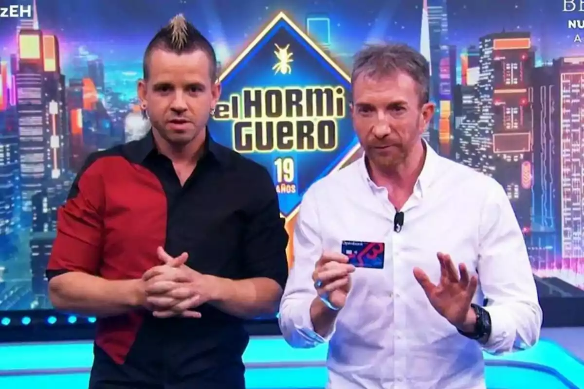 Dabiz Muñoz y Pablo Motos en un set de televisión con un fondo colorido y un cartel que dice 