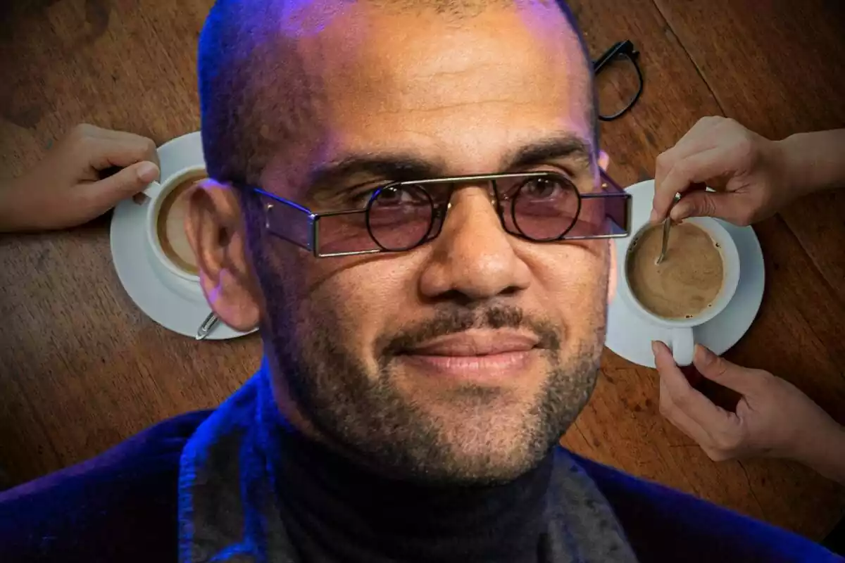 Dani Alves con unas gafas delante de una imagen de dos tazas de café