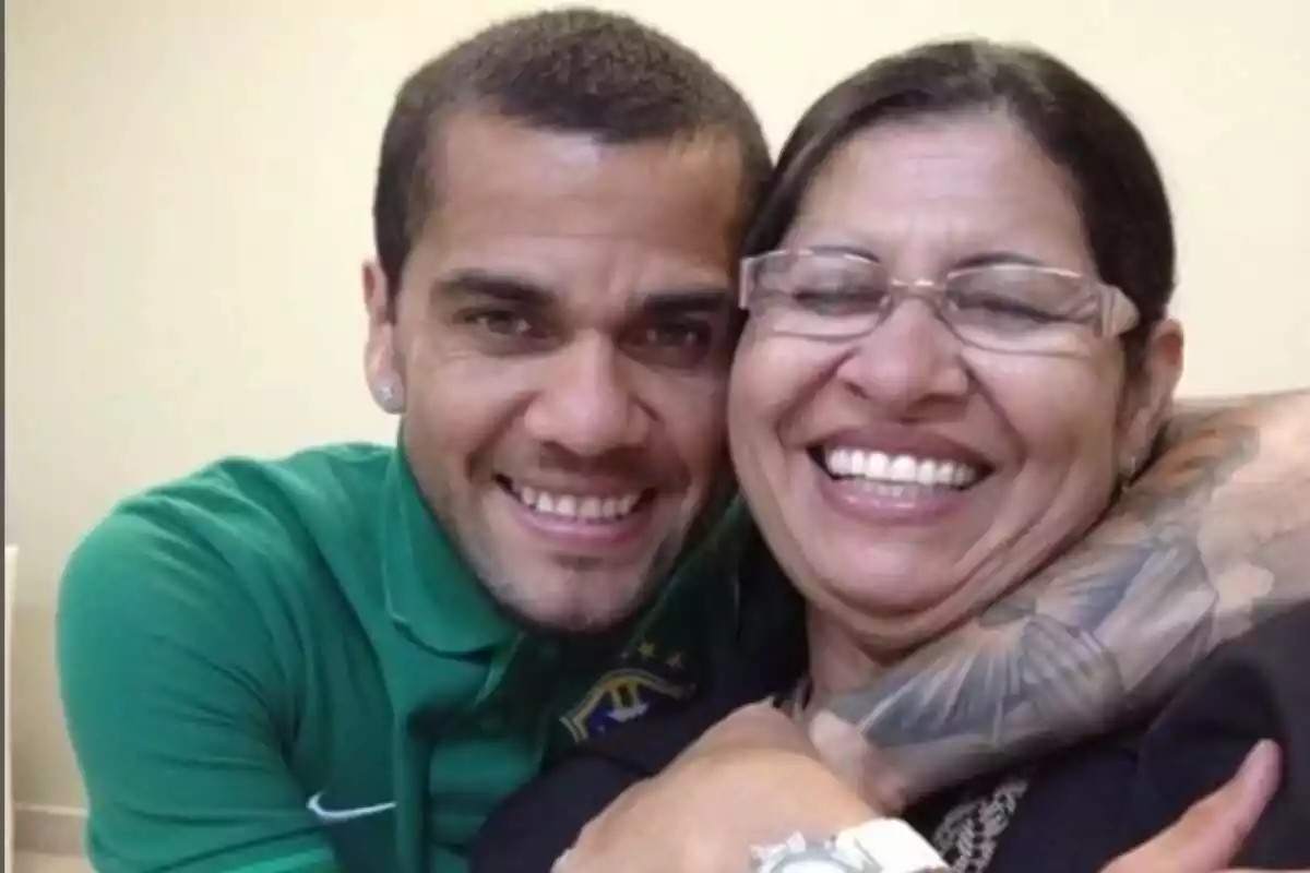 Dani Alves junto a su madre