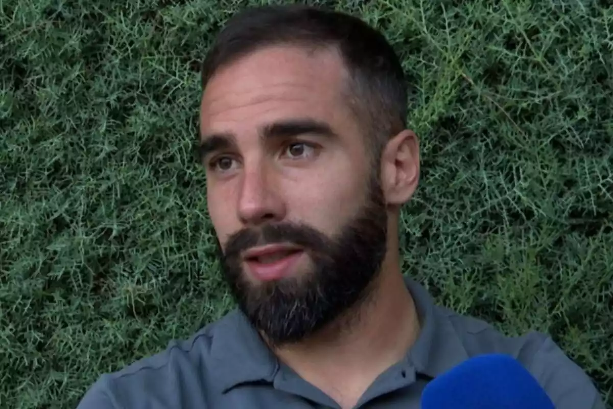 Dani Carvajal hablando con un polo gris