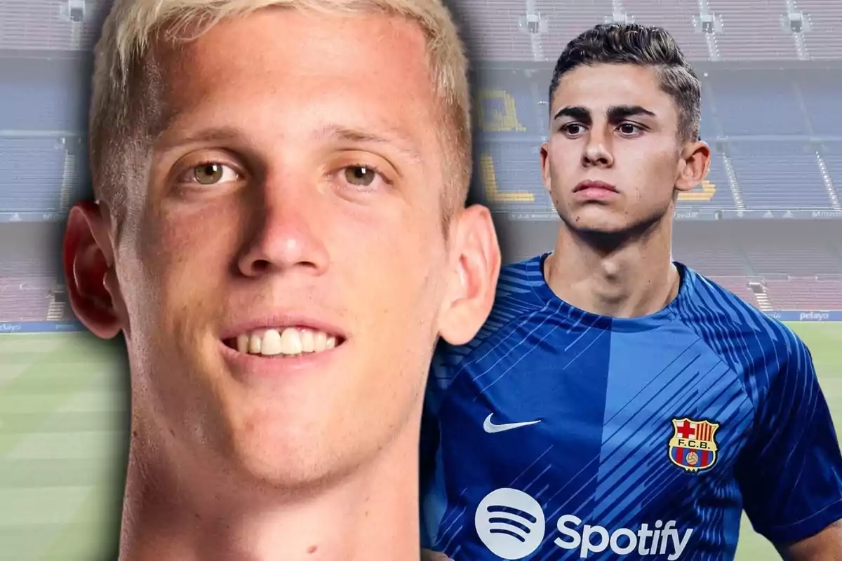 Dos jugadores de fútbol con camisetas del FC Barcelona posan en un estadio.