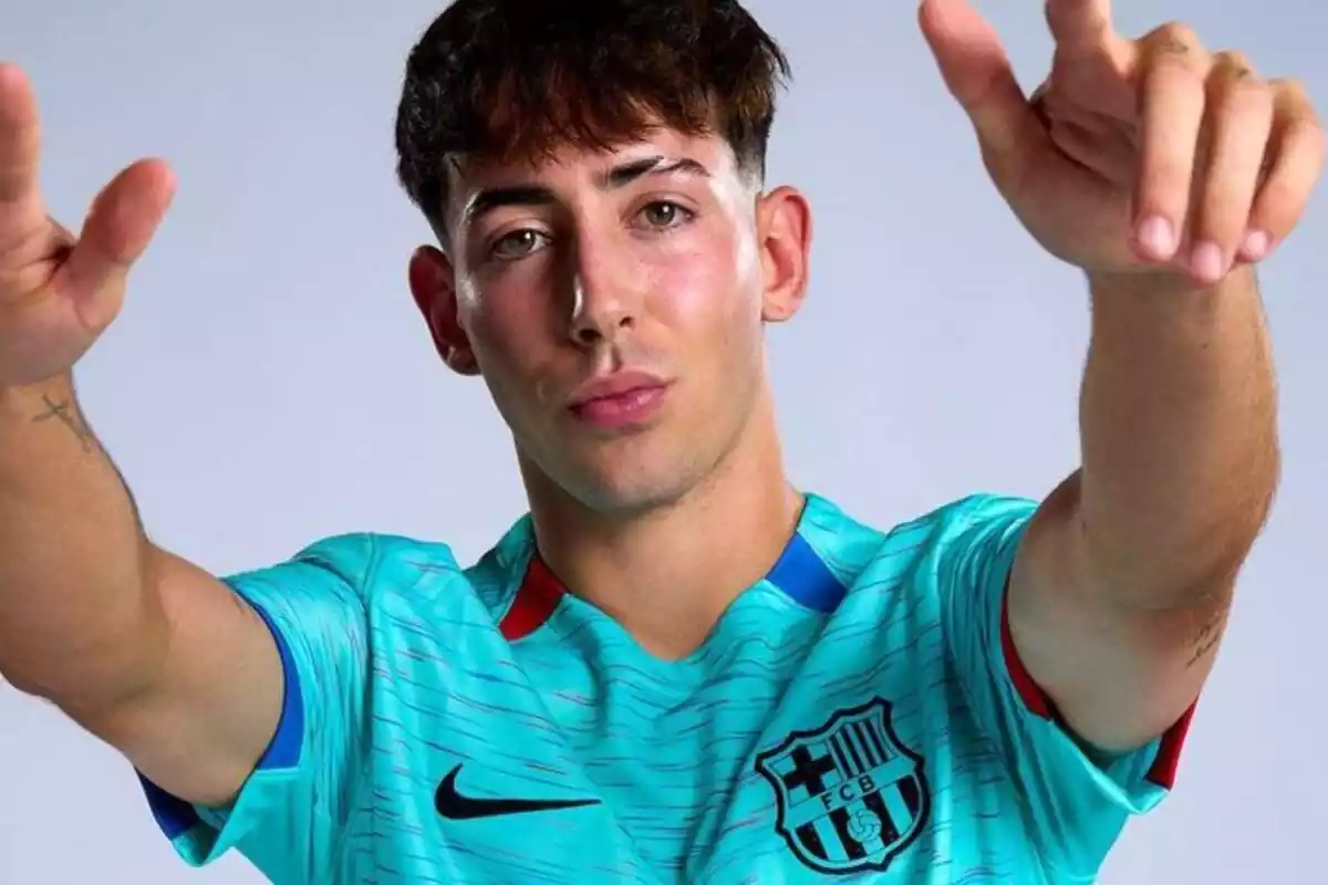 Dani Rodríguez mirando a cámara con los brazos levantados y la camiseta del FC Barcelona