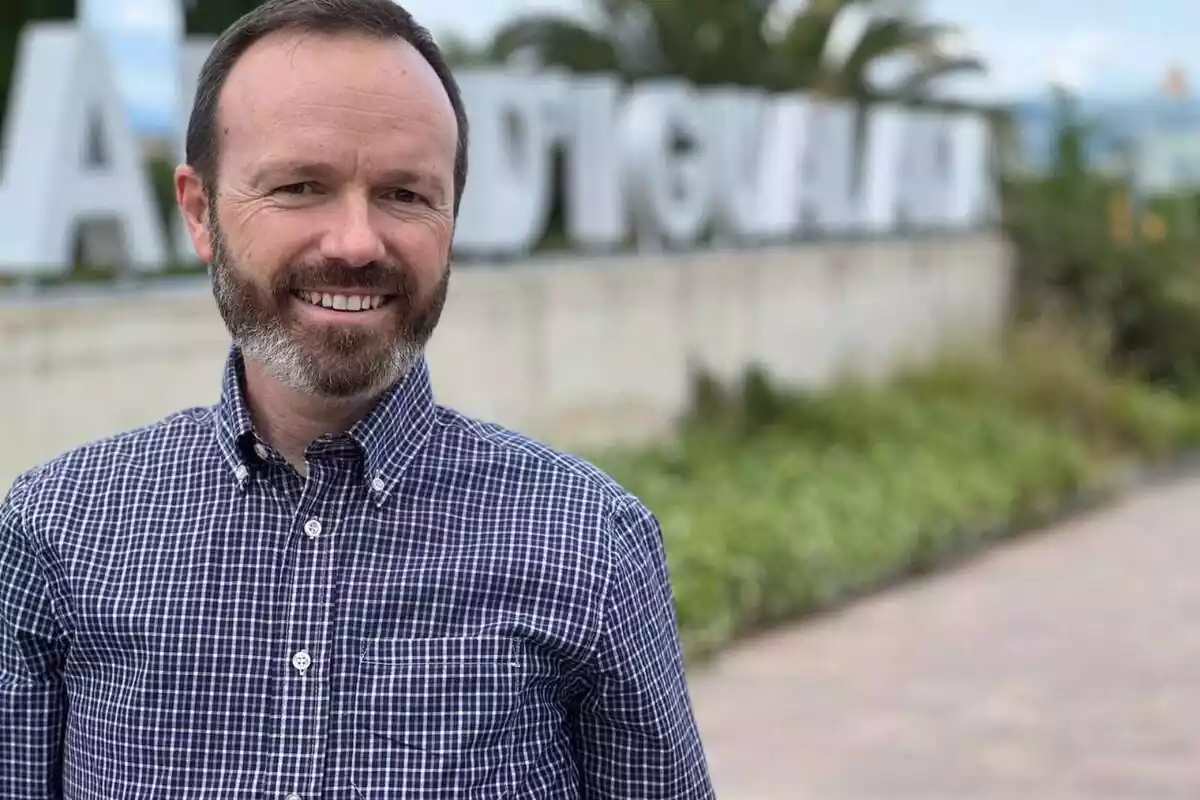 Imagen de Daniel Carmona, candidato al Senado de Vox por Barcelona, con rostro sonriente