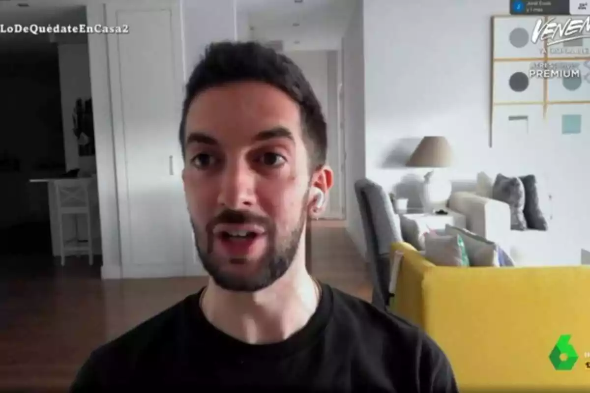 David Broncano hablando con un auricular en una oreja des del comedor de su casa
