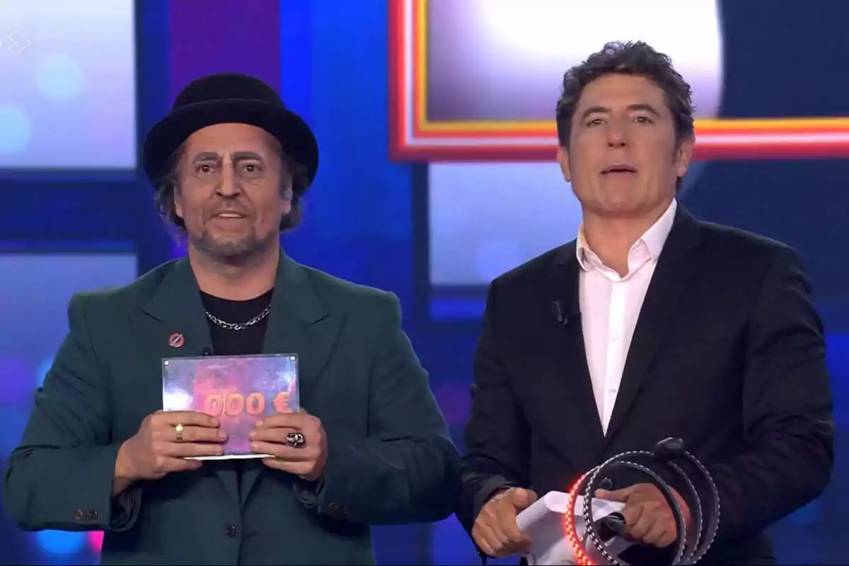 Captura de David Bustamante junto a Manel Fuentes con el pulsador de Tu Cara Me Suena