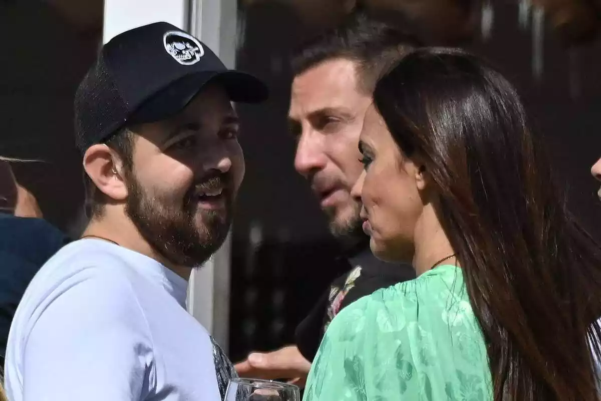 David Flores Carrasco, Olga Moreno y Antonio David Flores hablando en la calle