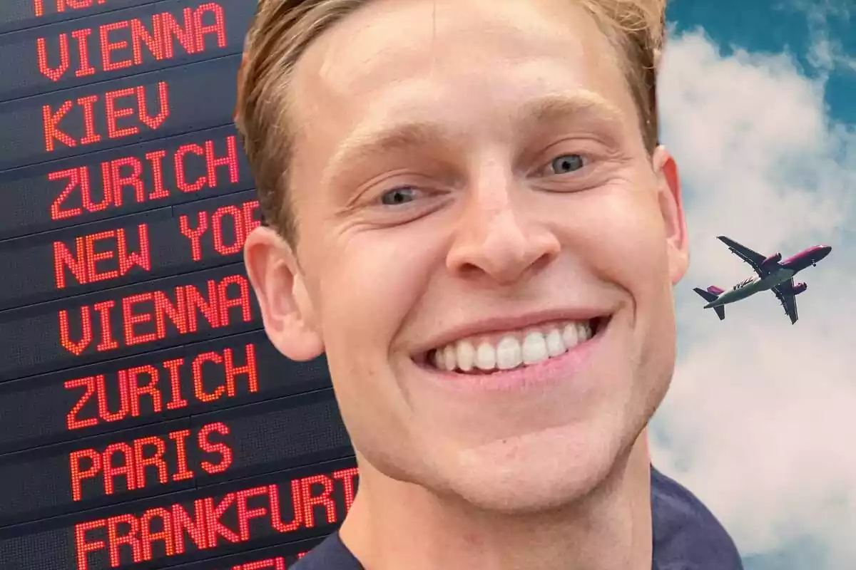 Frenkie de Jong con una gran sonrisa y un panel de salidas a un lado y un avión al otro