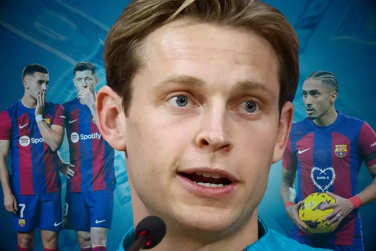 Un hombre hablando en una conferencia de prensa con un micrófono frente a él. En el fondo, se ven tres jugadores de fútbol con el uniforme del FC Barcelona.