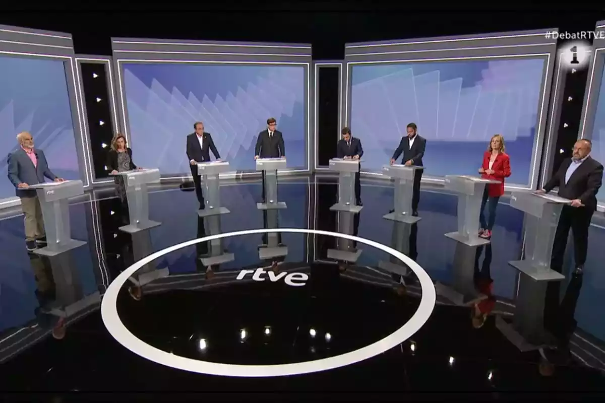 Plano general del plató de RTVE con todos los 8 candidatos en sus respectivos atriles en el debate de televisión española