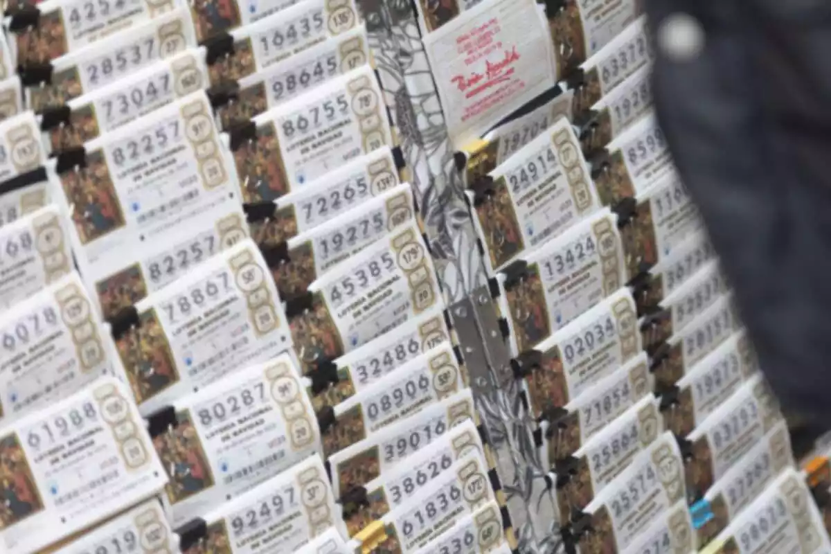 Un montón de décimos de la Lotería de Navidad en un puesto de Loterías