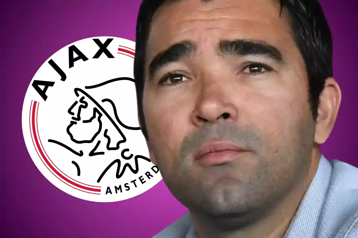 Hombre mirando al frente con el logo del Ajax de Ámsterdam en el fondo.