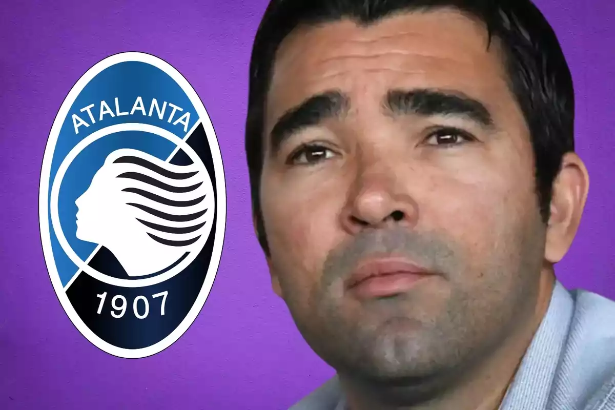 Un hombre con expresión seria junto al logo del equipo de fútbol Atalanta sobre un fondo morado.